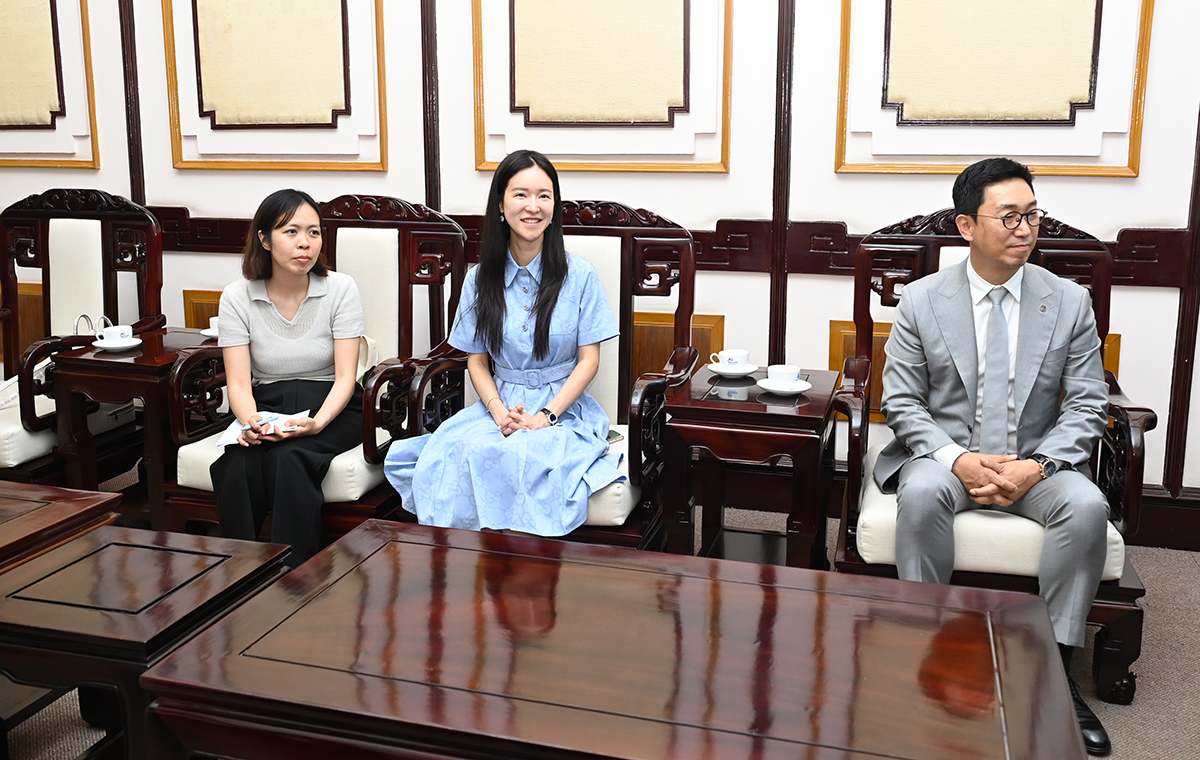 Bà Lee Yujin (giữa) Tân Chánh Văn phòng Văn phòng Xúc tiến Du lịch Việt Nam tại Hàn Quốc